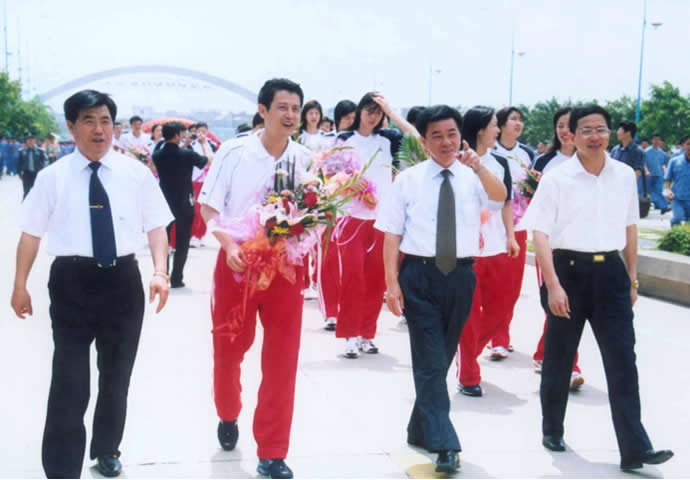 陈忠和携中国女排走进AG体育