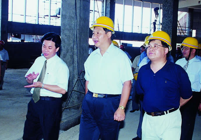 时任福建省省长习近平视察AG体育啤酒公司北区技改现场