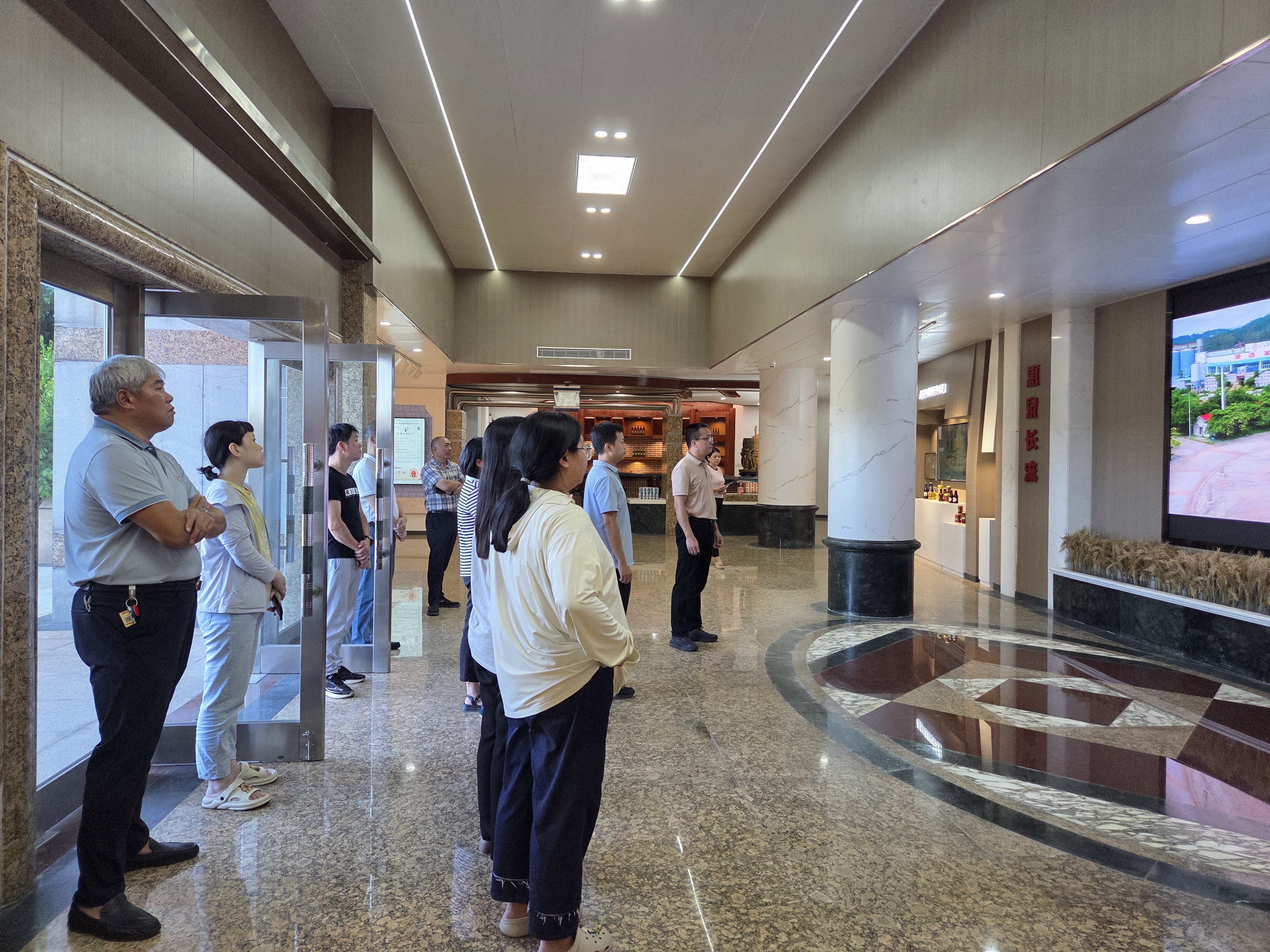 惠安县政府办公室党支部主题党日活动走进AG体育啤酒公司——党建引领聚合力 政企同心促发展